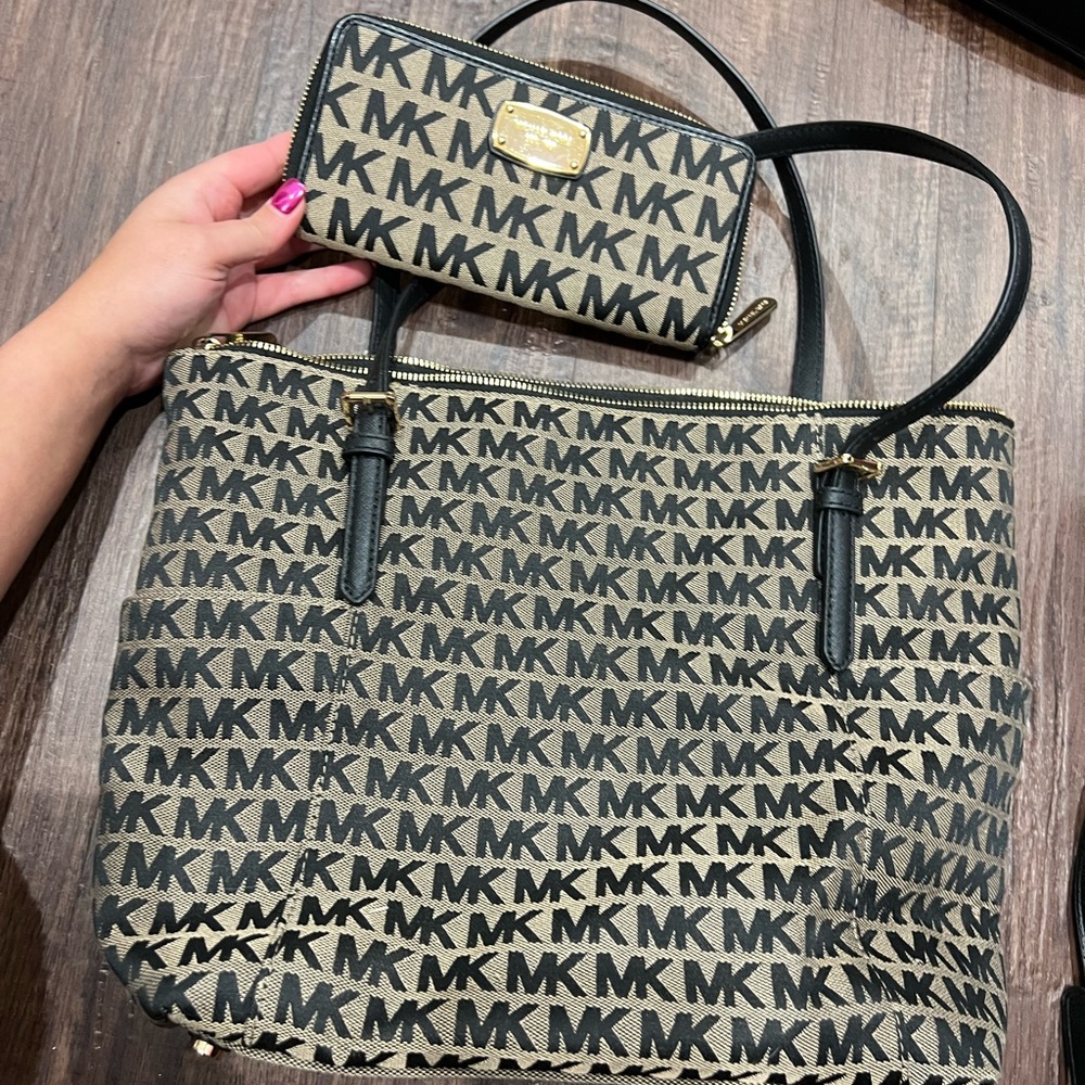 Michael Kors matching ourse and wallet